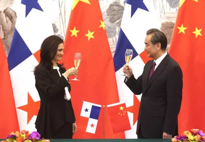 Panamá entabla relaciones diplomáticas con China Popular. Archivo