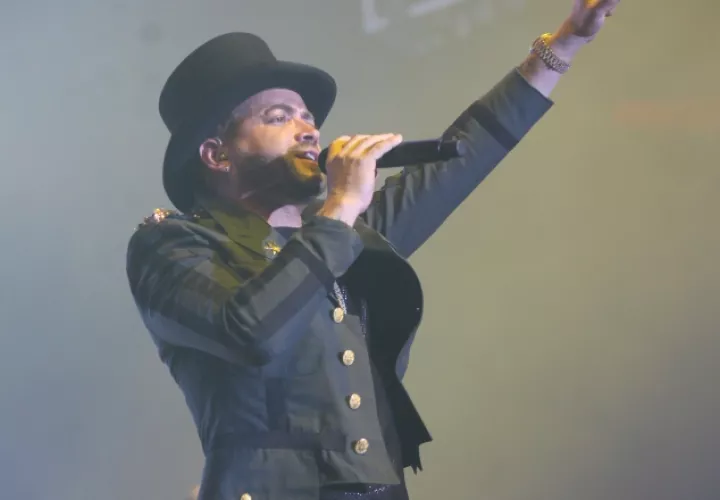 El público se emocionó al escuchar el tema "Valiente", de Nacho. /Foto Josué Arosemena