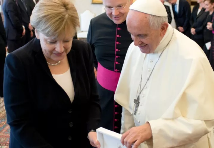Ángela Merkel y Francisco. /Foto AP