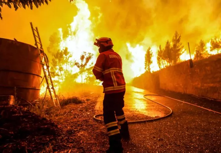 Bomberos contra las llamas. /Foto AP