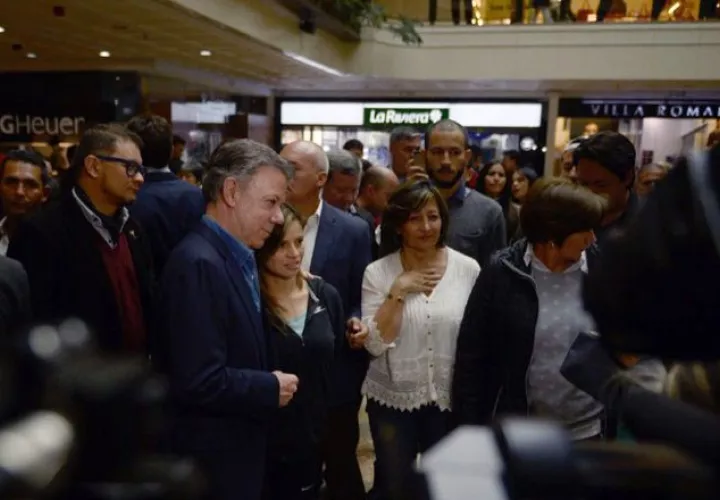 El presidente Juan Manuel Santos recorre el centro comercial Andino /Foto EFE