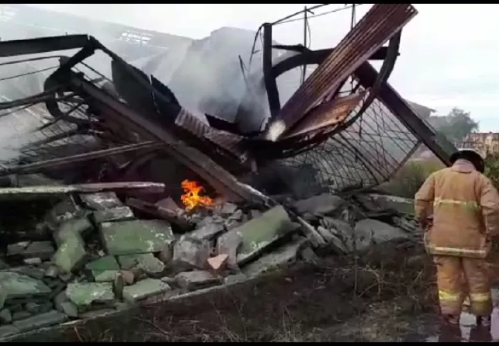 Bomberos iniciaron investigaciones sobre las causas del fuego. /Foto Mayra Madrid 