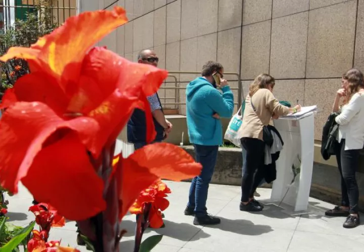 Personas escriben mensajes en honor a Julie Huynh. /Foto EFE