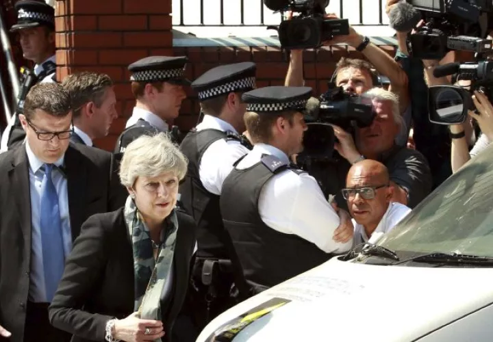 La primera ministra británica, Theresa May (c), abandona la mezquita de Finsbury Park en Londres. /Foto EFE