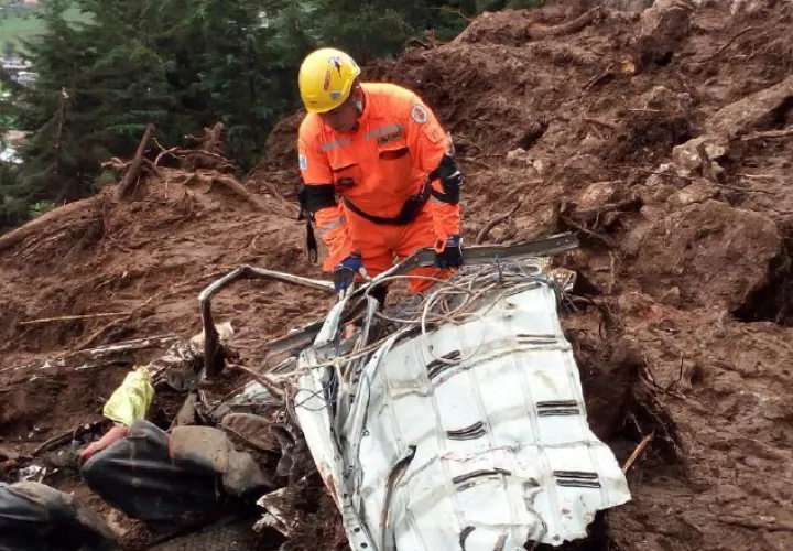 Bomberos buscan sobrevivientes. /Foto EFE