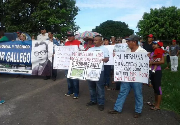 En la protesta estuvieron estudiantes, docentes, padres de familia, comerciantes y  productores. /Foto Víctor Eliseo Rodríguez 