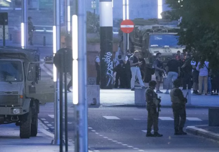 Soldados prestan guardia en el exterior de la Estación Central de trenes tras un atentado terrorista. /Foto EFE 