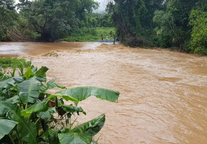 El río Bique se salió de su cauce bloqueando caminos. /Foto Raimundo Rivera 