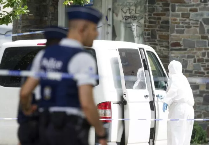 Policías y expertos forenses belgas registran la vivienda del supuesto terrorista. /Foto EFE