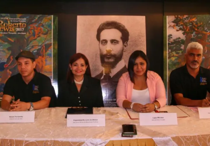 Renán Fernández, Esperanza Navarro, Ligia Méndez  y José Blas Pettit, en  la Conferencia de prensa del lanzamiento del concurso. Cortesía.