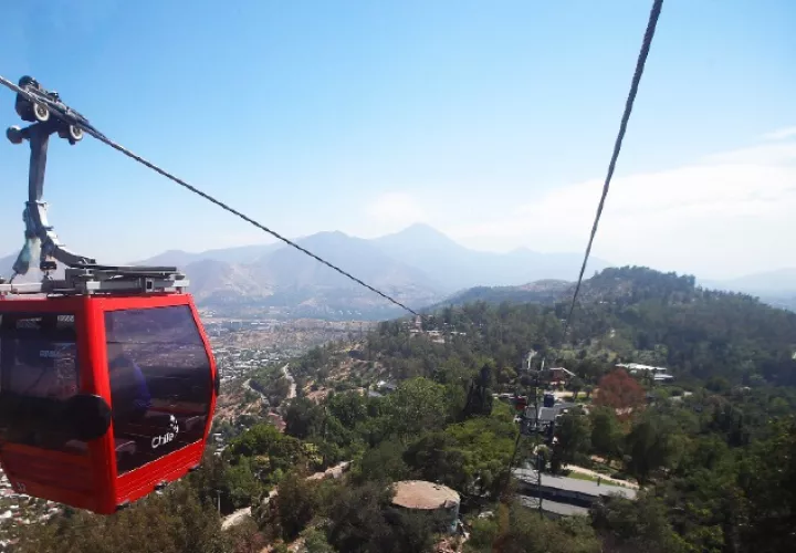 Vista del teleférico de Santiago, desde donde se tiene una bella vista de la ciudad. /Foto EFE