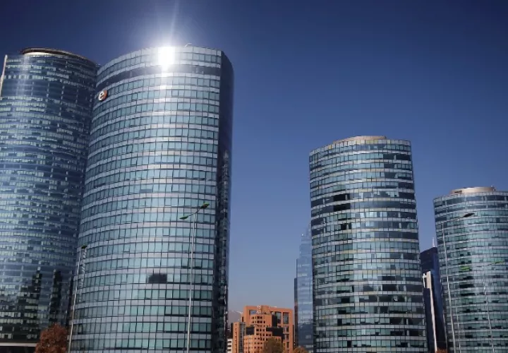 Moderno: La oferta de hoteles y restaurantes, la seguridad y las variadas propuestas de ocio han conseguido que Santiago de Chile sea el destino por excelencia en Latinoamérica para el turismo de negocios, que atrae más de un millón y medio de visitantes cada año.