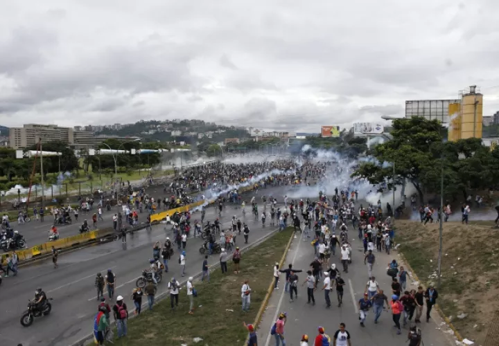 Dispersan la marcha opositora en la base militar de La Carlota. /Foto AP