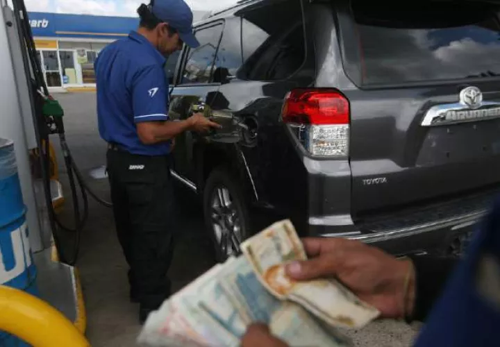 El galón de gasolina regular se reducirá en dos centavos de dólar /Foto EFE 