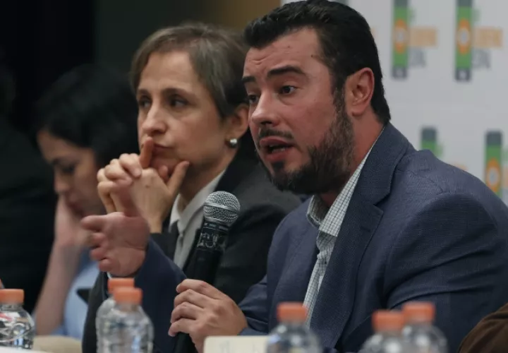 Activista Mario Patron Sánchez y la periodista Carmen Aristegui. /Foto AP