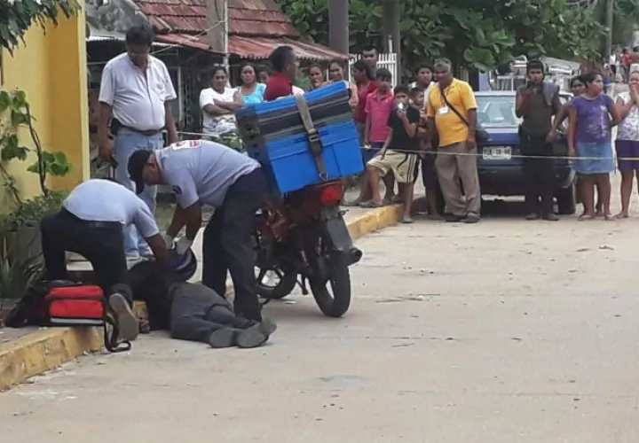 Policías ministeriales recogen información en el lugar donde una persona fue asesinada. /Foto EFE