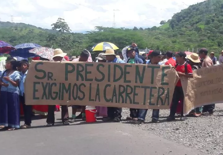 En el cierre, los manifestantes portaban pancartas. /Foto Melquiades Vásquez