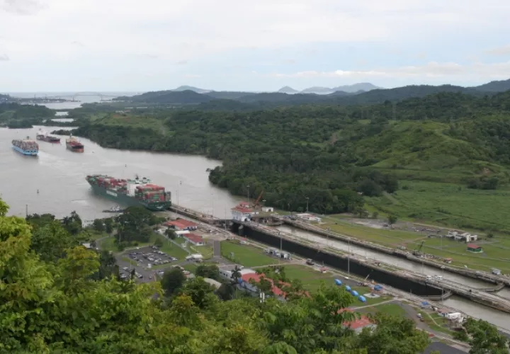 La cuenca del Canal suministra la mayor cantidad de agua para la población de Panamá y Colón, además de mantener los niveles adecuados  para el tránsito de barcos. /Foto Archivo