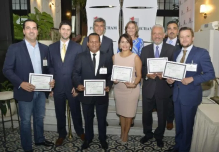 La Cámara Americana de Comercio e Industrias de Panamá (AmCham) celebró su cóctel de reconocimiento y "networking" en el American Trade Hotel. En dicha actividad se reconoció a los miembros por su trayectoria dentro del gremio. En el cóctel se distinguió la participación en la cámara de las empresas: Canon Panamá, Siuma Realty S.A., Ricaurte Vásquez Morales, y la Embajada del Reino de los Países Bajos, entre otros. AC312798
