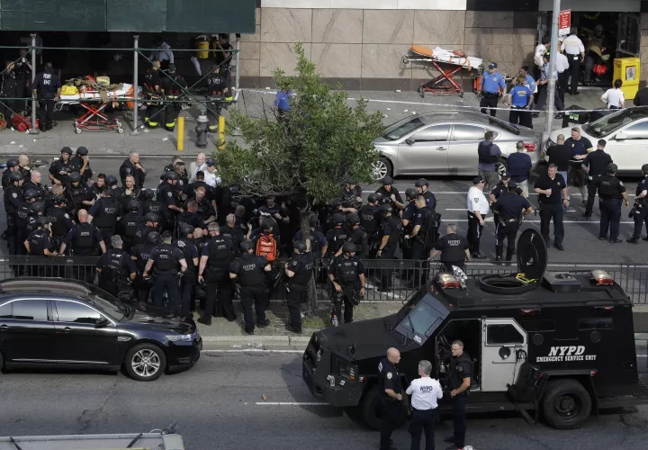 La policía revisó piso por piso el Bronx Lebanon Hospital. AP