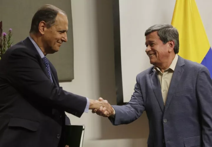 El delegado de Colombia, Juan Camilo Restrepo,  y el delegado del ELN, Pablo Beltrán. AP 