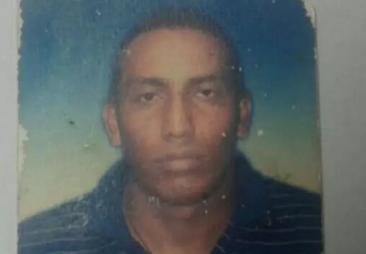 El cuerpo permanecía tirado en medio de un herbazal, en un callejón con las manos atadas a la espalda.