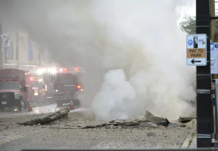 La explosión hizo un gran hoyo en la calle, dañó dos hoteles y cubrió a los autos estacionados en polvo, asfalto. FOTO/AP