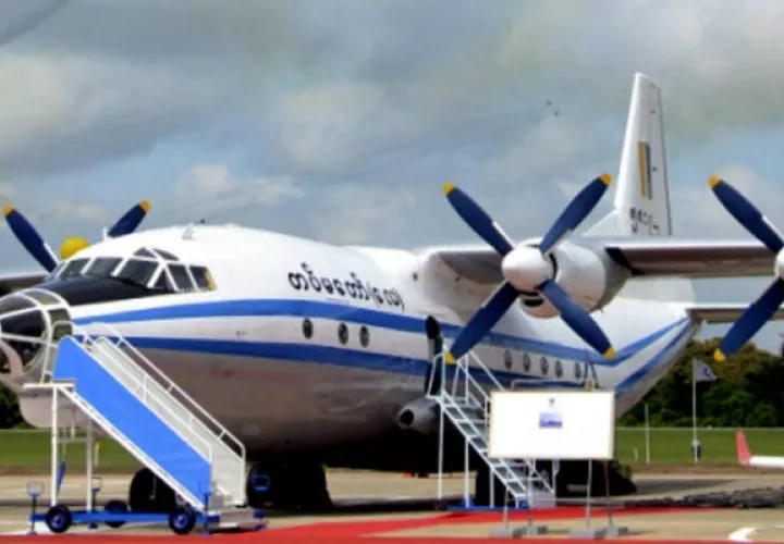 El avión turbohélice Y-8 de fabricación china perdió contacto con la torre de control una media hora después de despegar. FOTO/EFE
