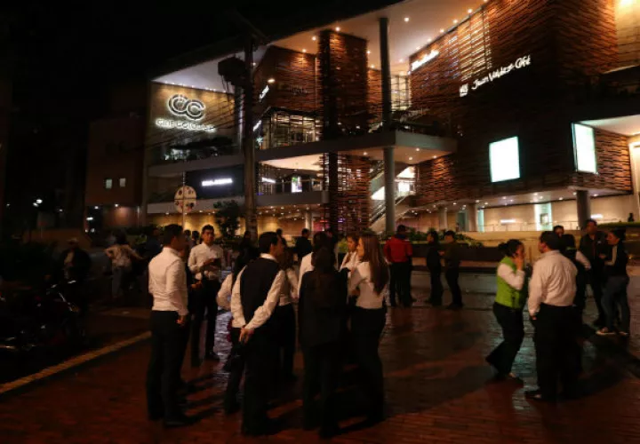 Un grupo de curiosos en las inmediaciones del Centro Comercial Andino. FOTO/EFE