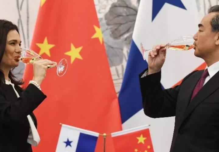 La ministra de Asuntos Exteriores de Panamá, Isabel de Saint Malo, dio la mano a su homólogo chino, Wang Yi, tras el inicio de relaciones diplomáticas / EFE