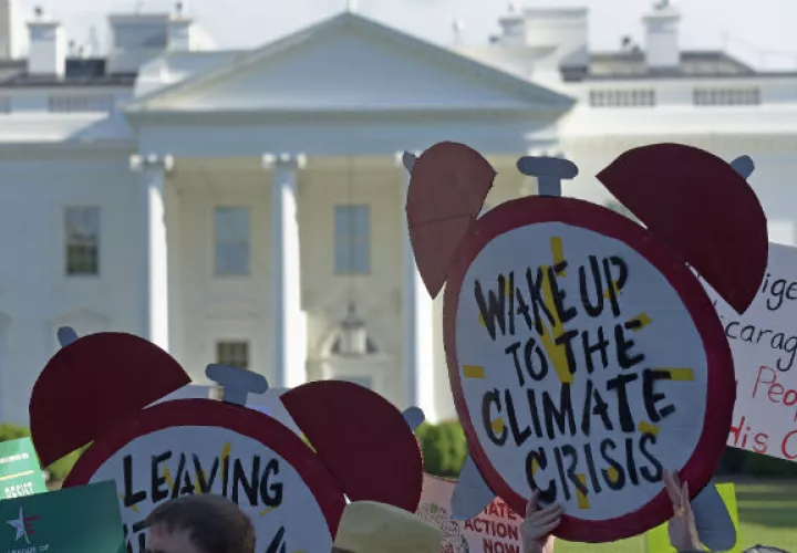 Grupos ambientalistas protestan por la decisión de Donald Trump. FOTO/AP
