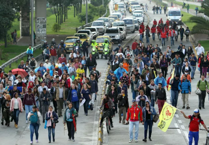 Maestros marchan durante una jornada de protesta para reclamar mejores condiciones laborales. FOTO/EFE