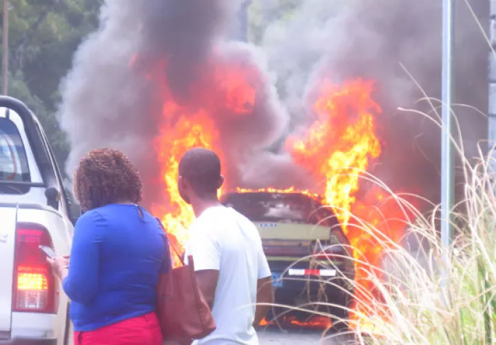 Un taxi se incendio hace una semana en la autopista Panamá-Colón. Foto/Diómedes Sánchez