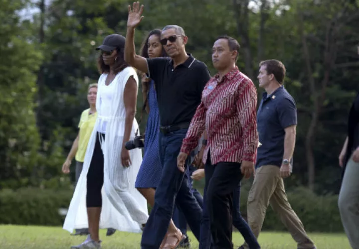 La familia Obama de paseo.  FOTO/AP