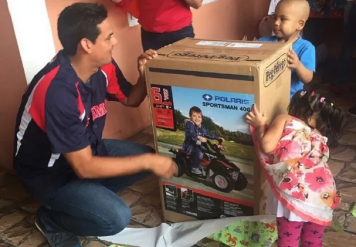 Méndez junto al pequeño  Amílcar.