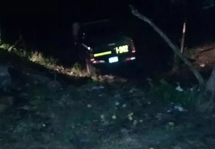 El vehículo del SENAFRONT cayó en una zanja. 