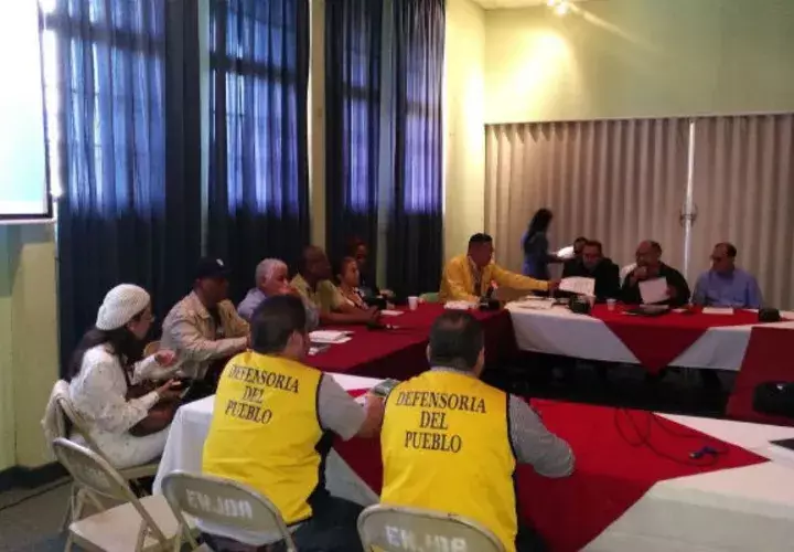 La reunión que se dio en ausencia de la ministra Paredes. Fotos: Víctor Eliseo Rodríguez.  