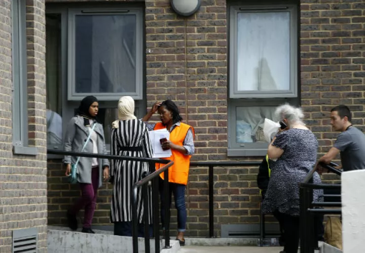 Funcionarios de seguridad del cuerpo de bomberos inspeccionan varios edificios en Londres. FOTO/AP