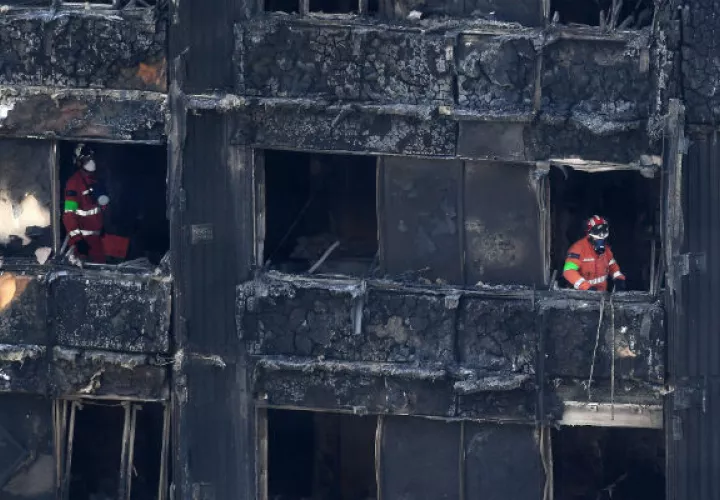 Los bomberos buscan víctimas en el piso 24; hay 58 desaparecidos. FOTO/AP