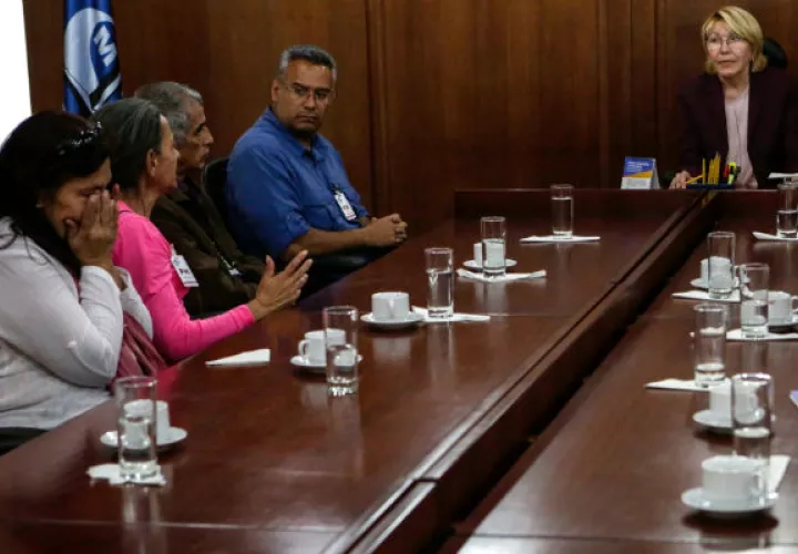  La fiscal general de Venezuela, Luisa Ortega Díaz (d), preside un encuentro con personas afectadas. FOTO/EFE