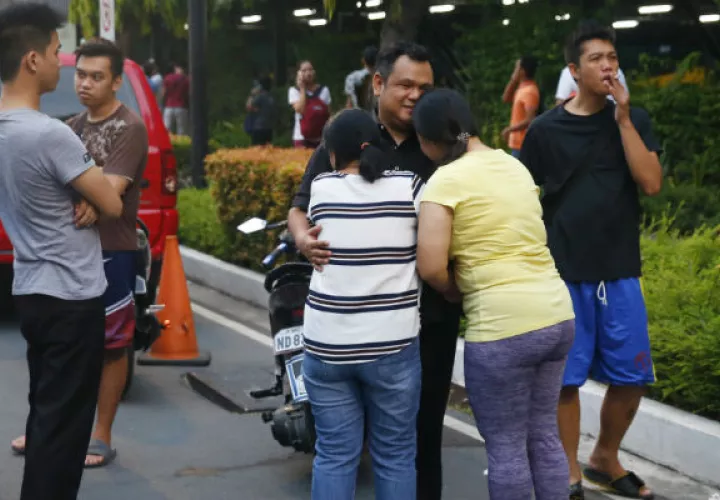 Un grupo de personas se ponen a salvo. FOTO/AP