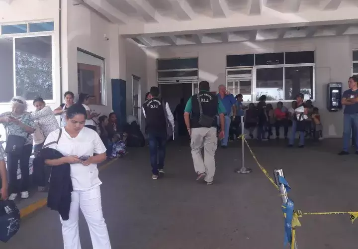 En el hospital los galenos dictaminaron la muerte del menor. 