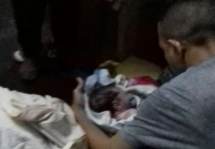 Momentos en que el bebé es recibido por el agente policial.