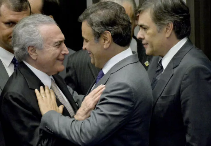 Excandidato a la presidencia Aecio Neves junto a Michel Temer.
