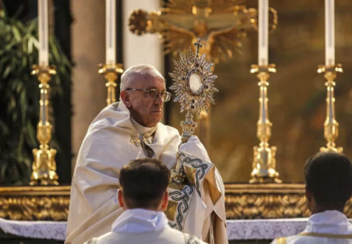 El papa Francisco presidió la misa de Corpus Christi. FOTO/AP