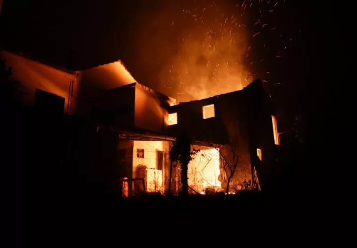 Varios bomberos han resultado heridos al tratar de controlar el incendio. FOTO/AP
