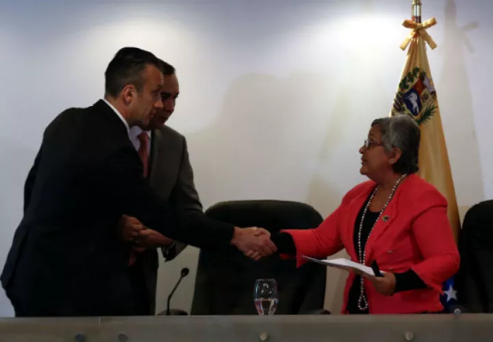 El vicepresidente venezolano, Tareck El Aissami, y la presidenta del CNE Tibisay Lucena. FOTO/EFE