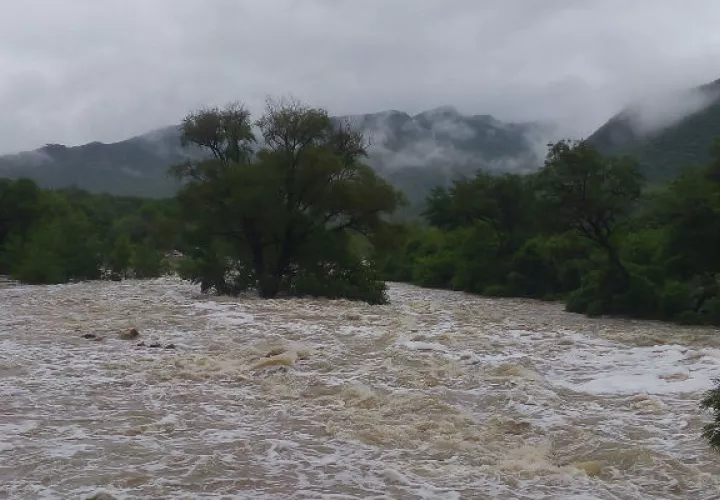 El Centro de Huracanes informó que hay una alerta de tormenta tropical que afecta a parte de la costa mexicana desde Salina Cruz hasta Lagunas de Chacahua. FOTO/EFE