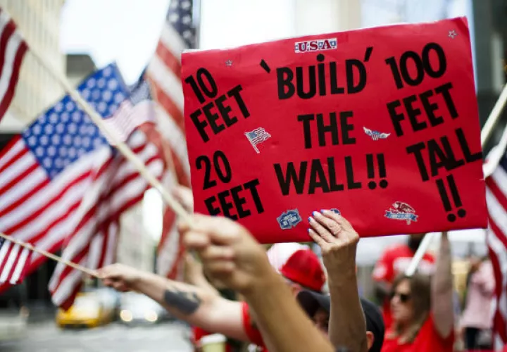 En Nueva york un grupo de personas salen a la calle a apoyar al presidente Donald Trump. FOTO/AP