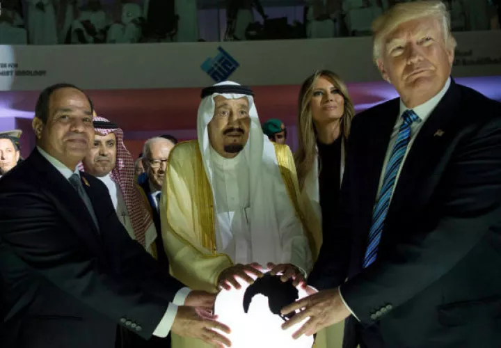 Presidente de Egipto Abdel-Fattah el-Siss, el rey saudí Salman y el presidente Donald Trump. FOTO/AP